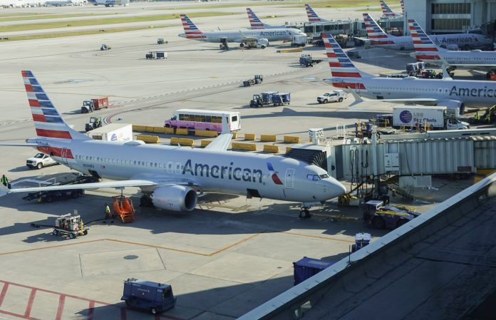 Hundreds of American Airlines flights delayed after glitch briefly grounded planes