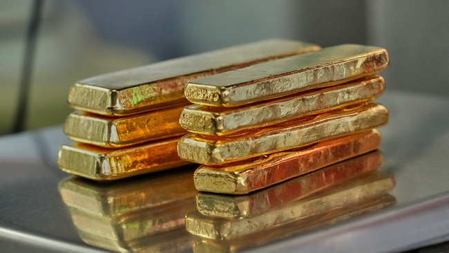 Investors flock to gold and silver despite erratic prices amid international conflicts and inflation fears