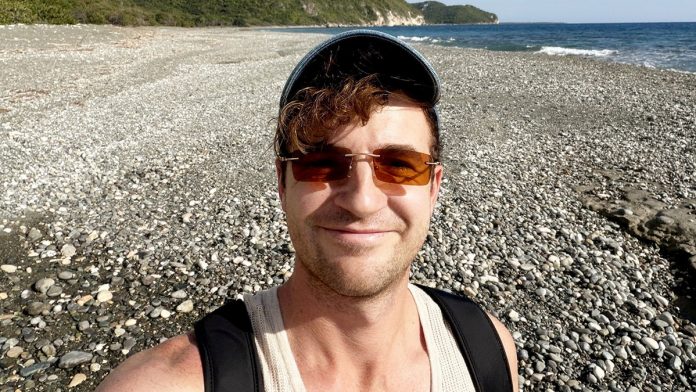 Man pulls off extreme 8-hour trip to another country, flies home same day