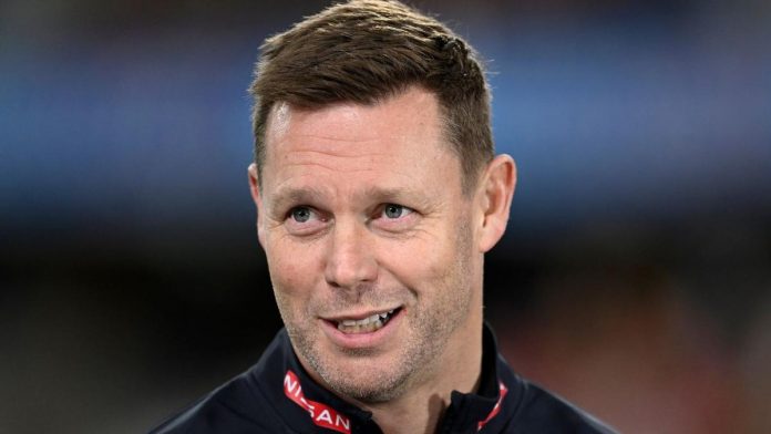 Hawthorn hand coach Sam Mitchell fresh three-year extension