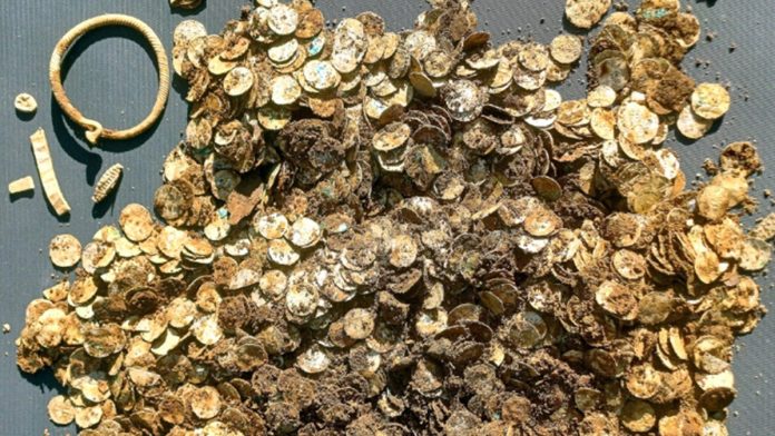 Man searching with metal detector unearths massive Viking Age fortune, shattering records