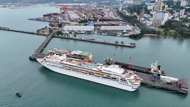 Villa Vie Odyssey: Cruise ship shuts down in Cambodia leaving Aussies stranded